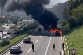 Veliki požar na auto-putu Niš-Beograd: Vatra progutala vozilo, gust crni dim uzdigao se iznad Konjarnika (VIDEO)
