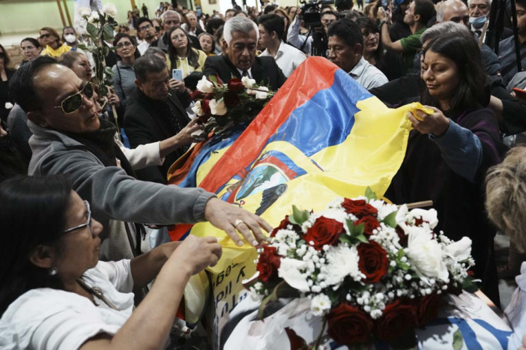 Sahranjen ubijeni kandidat za predsednika Ekvadora: Ispratili ga policija i najbliža rodbina (FOTO)