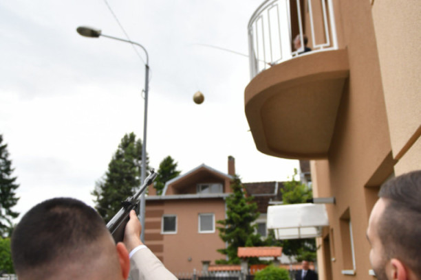 Gađaju balon iz puške ili se dizalicom penju do bandere: Na srpskim svadbama se izvode ove vratolomije (VIDEO)