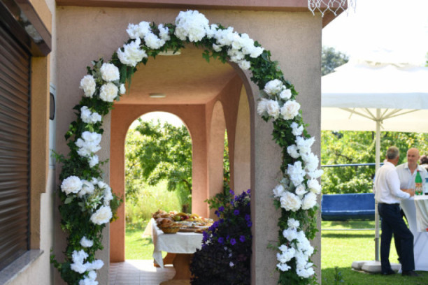 Gađaju balon iz puške ili se dizalicom penju do bandere: Na srpskim svadbama se izvode ove vratolomije (VIDEO)