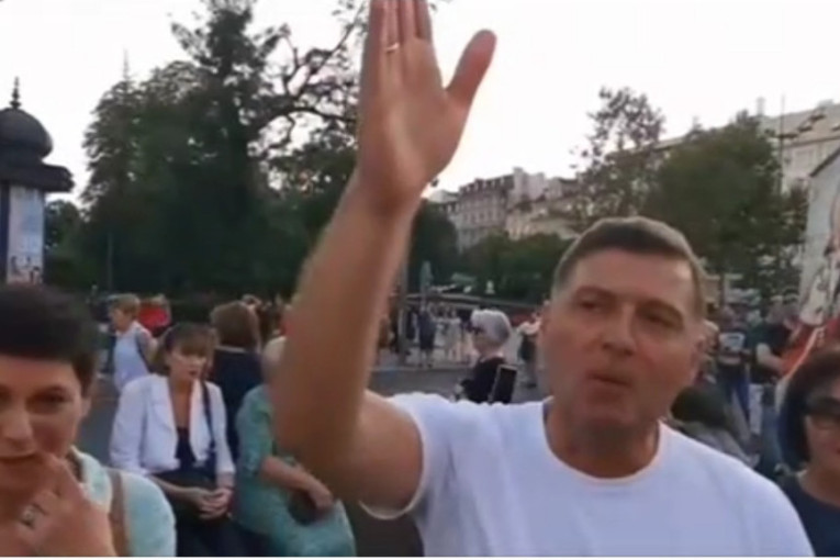 Svađa na protestu! Opozicionari zaratili zbog raščinjenog monaha, Zelenoviću poručili: Treba da te bude sramota! (VIDEO)