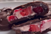 Recept dana: Ledeni čokoladni kolačići sa jogurtom i voćem za kojima je poludeo internet - jednostavni, fenomenalnog ukusa, a bez šećera