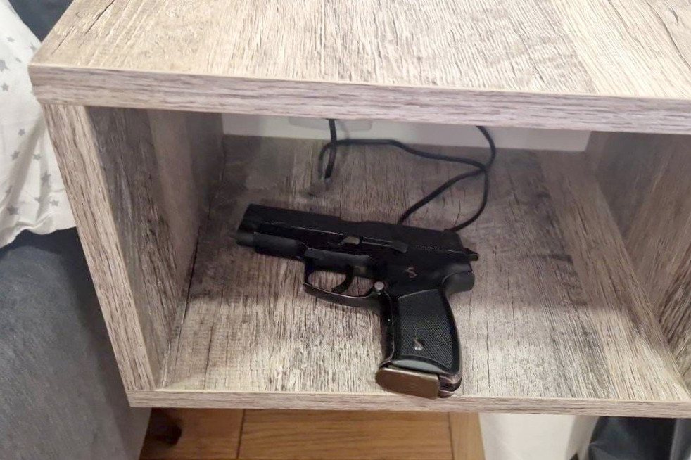 Upali mu u stan i pronašli automatski pištolj i dva okvira: Uspešna akcija policije u Aleksandrovcu