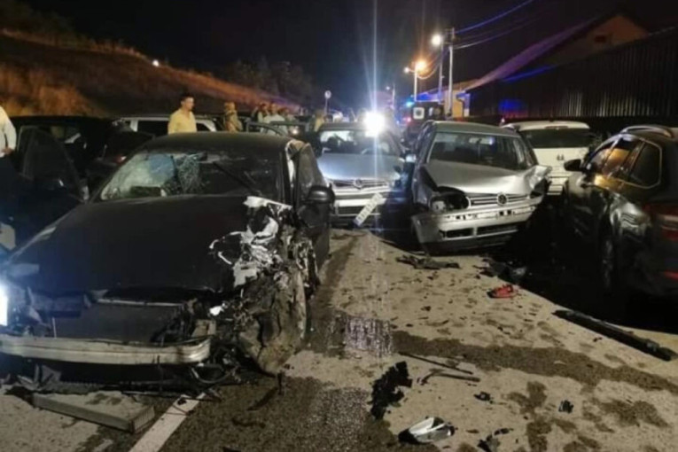 Užas u Raškoj: Sedam automobila potpuno smrskano u teškoj nesreći! (FOTO)