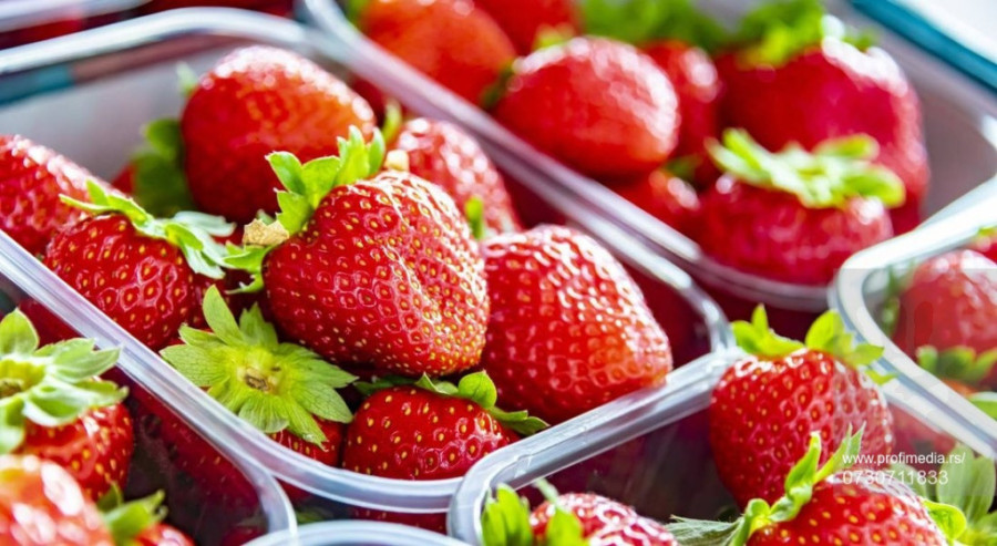 Recept dana: Kolač s jagodama, jednostavan a efektan, požurite da se zasladite dok im još traje sezona (VIDEO)