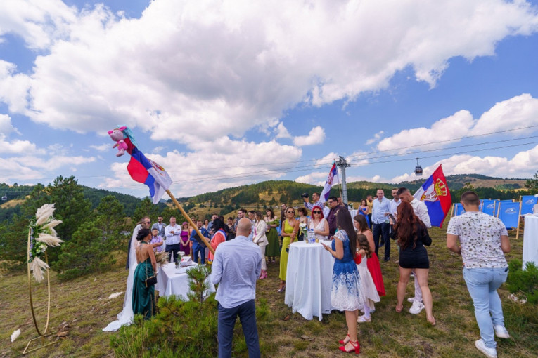 Nesvakidašnje venčanje u prelepoj prirodi: Andrijana i Predrag rekli sudbonosno "da" na međustanici Gold gondole (FOTO)