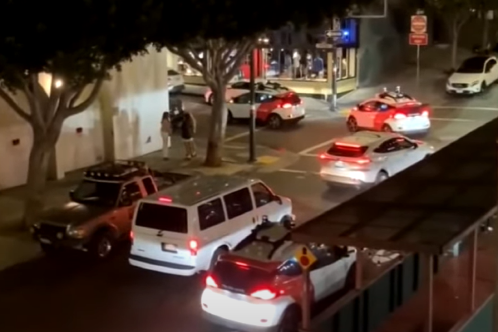 Uveli taksije bez vozača, odmah nastao neviđeni kolaps na ulicama (VIDEO)