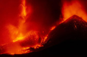 Probudila se Etna! Visina eruptivnog stuba 4.500 metara, pogledajte snimke (VIDEO)