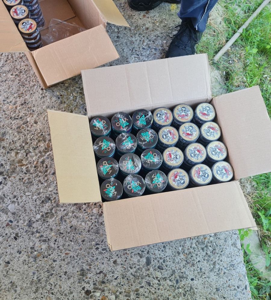 Uspešna akcija srpskih carinika: Sprečili ulazak 25 kutija snusa - vozač pokušao da ih prokrijumčari u kabini za spavanje (FOTO)