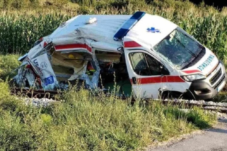 Udes kod Svrljiga: Voz udario Hitnu pomoć, vozilo potpuno smrskano (FOTO)