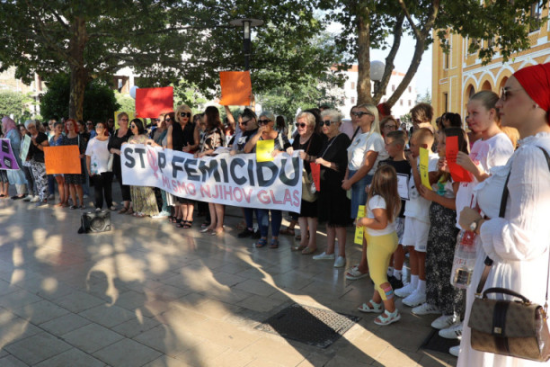 "Ćutanje je odobravanje": Protest protiv nasilja nad ženama u Gradačcu nakon stravičnog masakra! (FOTO/VIDEO)