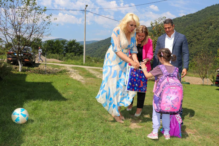 Devojčica koju je otac držao kao roba kreće u školu: Ministarka posetila hraniteljsku porodicu koja brine o detetu