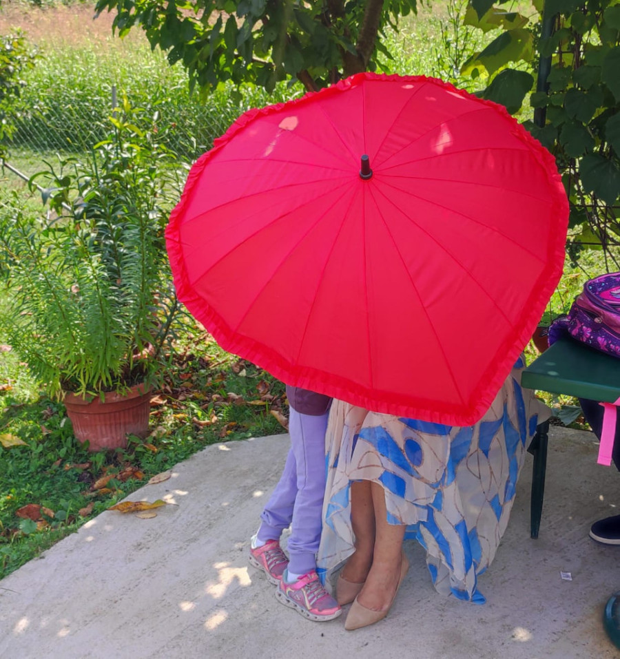 Devojčica koju je otac držao kao roba kreće u školu: Ministarka posetila hraniteljsku porodicu koja brine o detetu