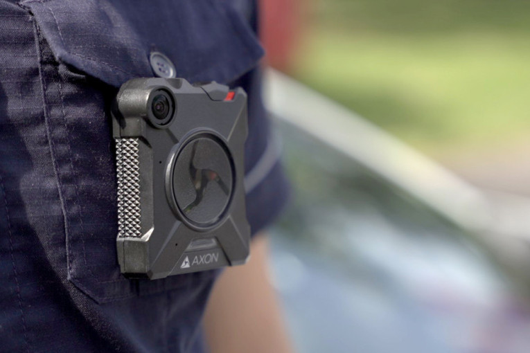 Neće više moći za prekoračenje da se "piše pojas"! Otkrivamo čemu će sve služiti kamere na uniformama saobraćajne policije (FOTO)