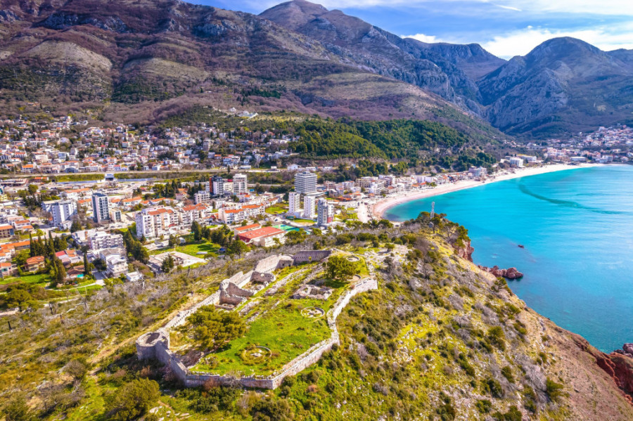 Haos u Sutomoru usred sezone: Vode ima samo nekoliko sati, turisti besni, prete odlaskom!