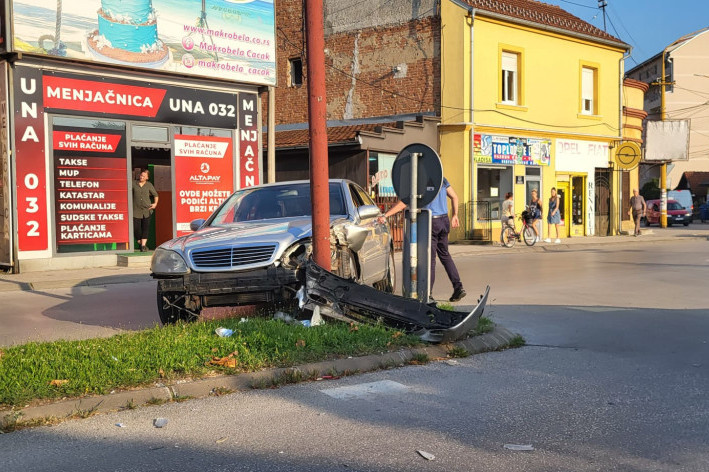 Mercedesom se zakucao u banderu na kružnom toku: Saobraćajna nezgoda u centru Čačka, velika šteta pričinjena na vozilu (FOTO)