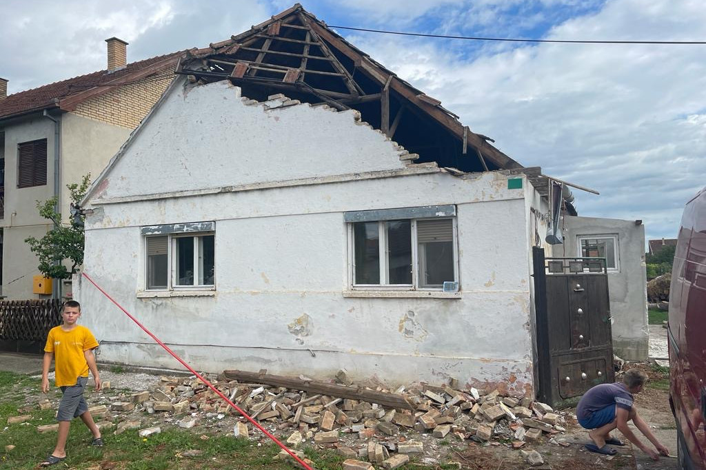 Počela obnova kuće šestočlane porodice u Čelarevu koju je posetila premijerka