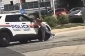 Žena vitlala pištoljem nasred raskrsnice, a onda ju je policajac pokosio vozilom (VIDEO)