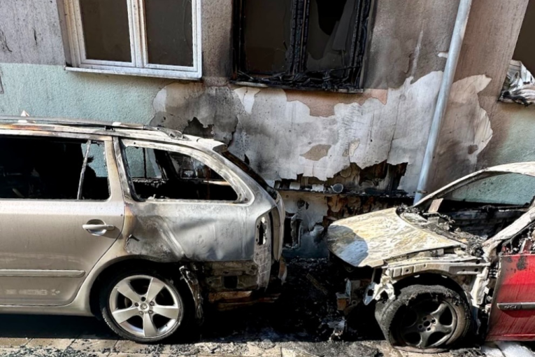 Osveta u Novom Pazaru! Izgorela dva automobila, vatra zahvatila i zgradu