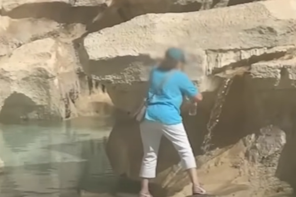 Turistkinja se popela na čuvenu Fontanu di Trevi kako bi sipala vodu u flašicu?! (VIDEO)