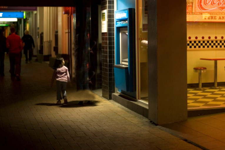 Na devojčicu (4) pala vrata u izjamljenom smeštaju u Grčkoj: Odvedena u bolnicu sa povredama glave i pluća