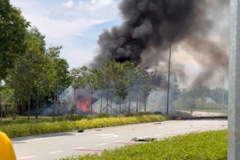 Avion se srušio na auto-put: Pao na automobil i motor, najmanje 10 mrtvih (VIDEO)