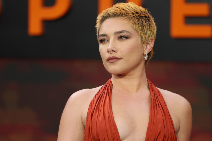 Netfliks opet rizikuje sa adaptacijama čuvenih romana: Stiže "Istočno od raja" sa Florens Pju, kritike pljušte (VIDEO)