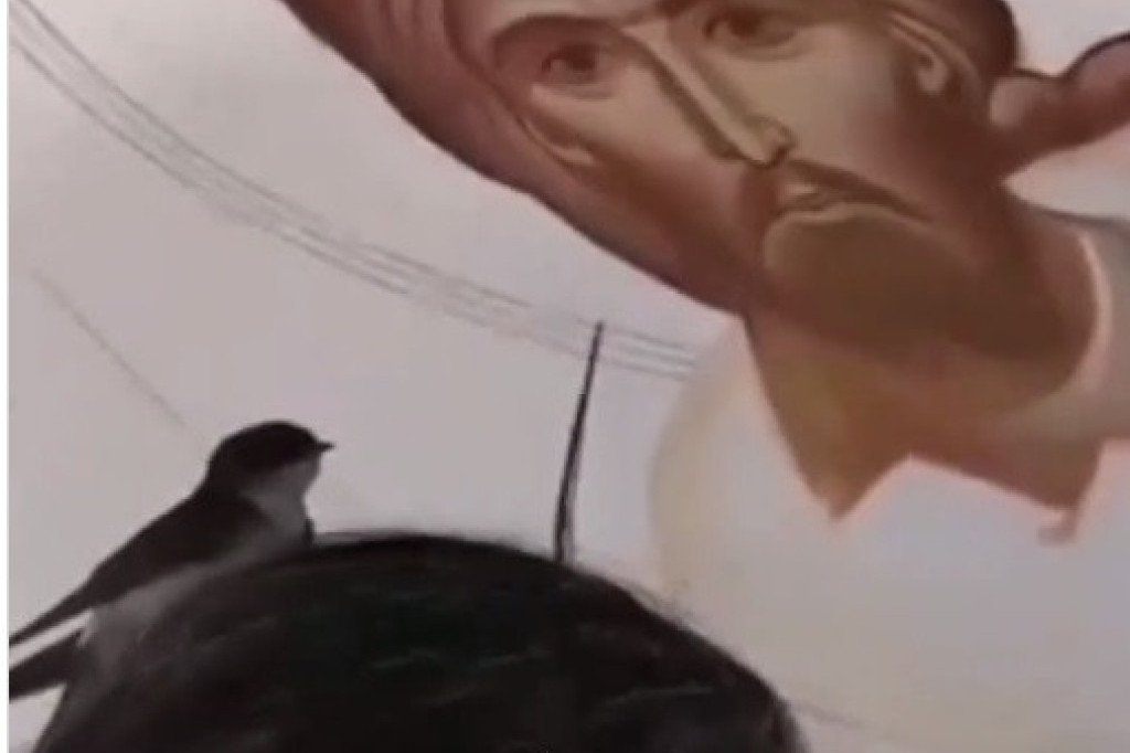 Čudo u crkvi! Lastavica sletela na freskopisca dok je slikao Isusa Hrista (VIDEO)