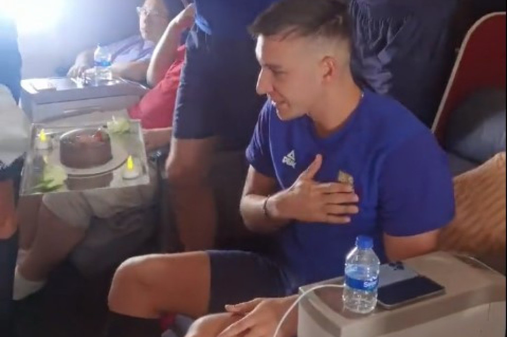 Danas nam je divan dan, kapitenu rođendan! Saigrači iznenadili Bogdanovića na letu za Kinu! (VIDEO)