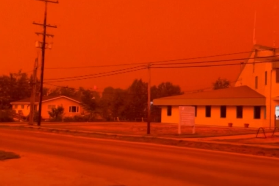 I nebo iznad Kanade "gori": Požari plamte širom zemlje, a građani snimili neobičnu pojavu (VIDEO)