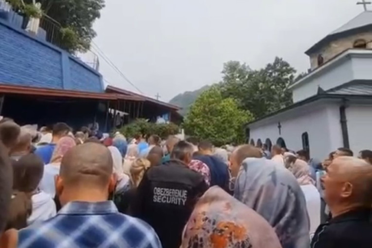 Neverovatan prizor kod srpske svetinje: Na stotine vernika prisustvovalo obeležavanju slave manastira Preobraženje (FOTO/VIDEO)
