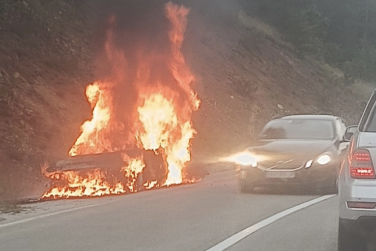 Buktinja na magistralnom putu kod Nove Varoši: Potpuno izgorelo putničko vozilo, vatrogasci jedva uspeli da lokalizuju plamen