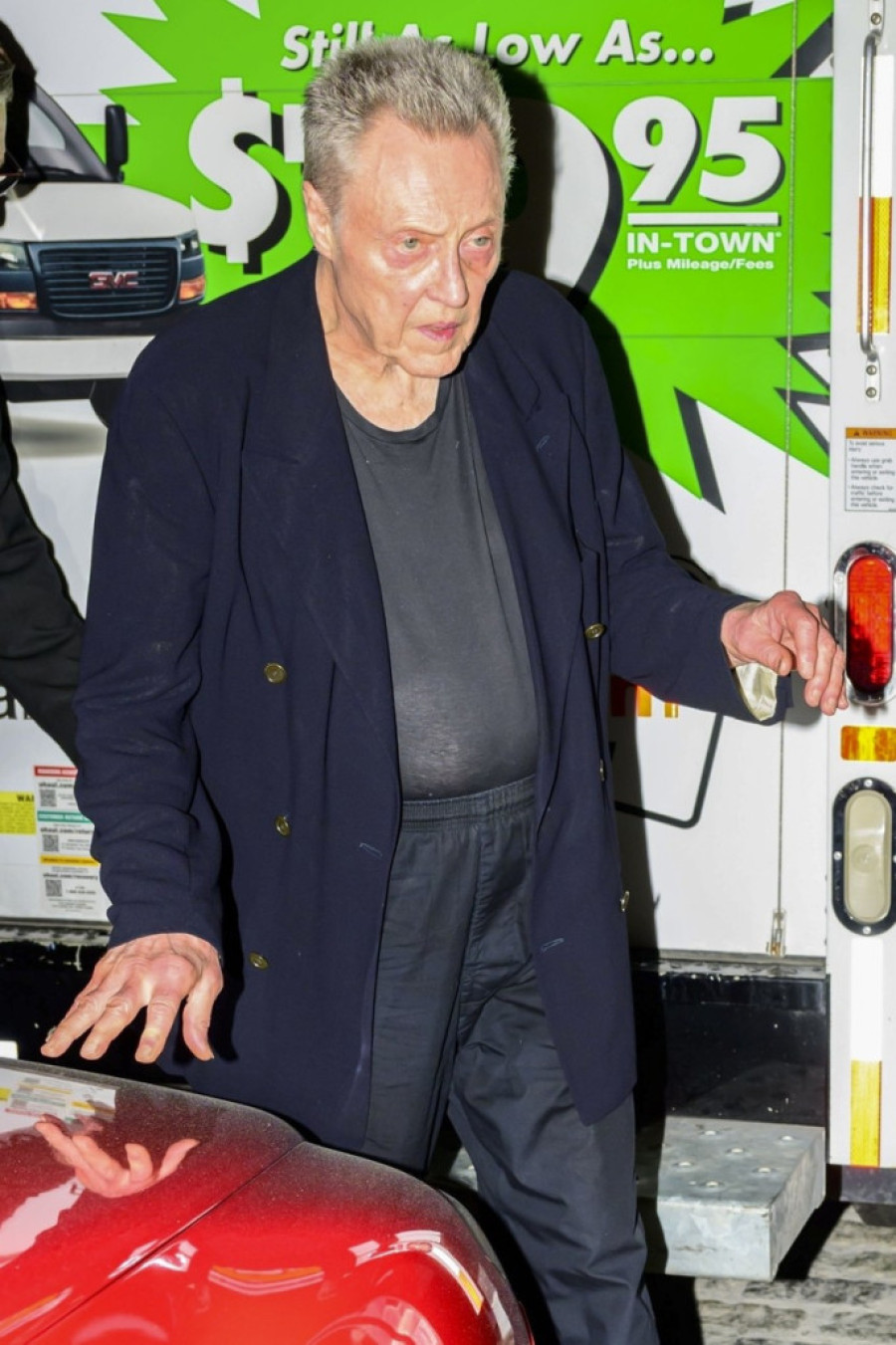 Šokantne fotografije Kristofera Vokena zabrinule obožavaoce: Šta se dešava sa slavnim glumcem? (FOTO)