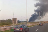 Veliki požar u Ostružnici: Crni dim se širio obilaznicom, vatru gasilo 30 vatrogasaca (VIDEO)