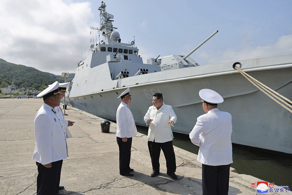 Kim u crno-beloj kombinaciji nadgledao testiranje krstareće rakete