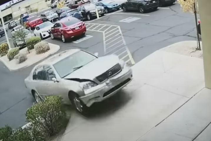 Automobil se zakucao u frizerski salon: Mušterije za dlaku izbegle smrt (VIDEO)