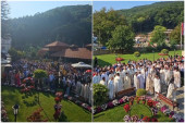Reka ljudi na liturgiji u manastiru Tumane: Celivaju mošti svetaca Zosima i Jakova, moleći se za zdravlje najbližih