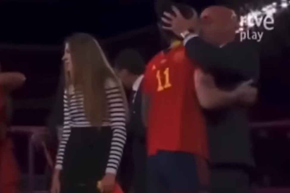 Predsednik španskog saveza na stubu srama zbog ljubljenja fudbalerke u usta! Reagovao i ministar sporta