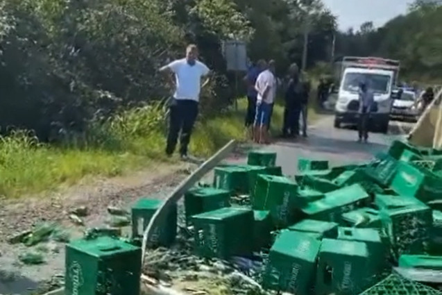 Kolaps na Obrenovačkom putu! Iz kamiona ispale četiri palete piva - staklo je na sve strane (VIDEO)