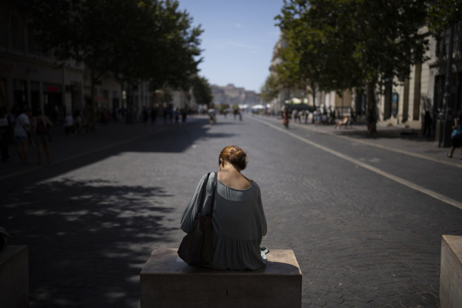 Temperatura dostiže 40 stepeni, ulice prazne! Četiri od 50 francuskih departmana od danas u crvenom meteo-alarmu