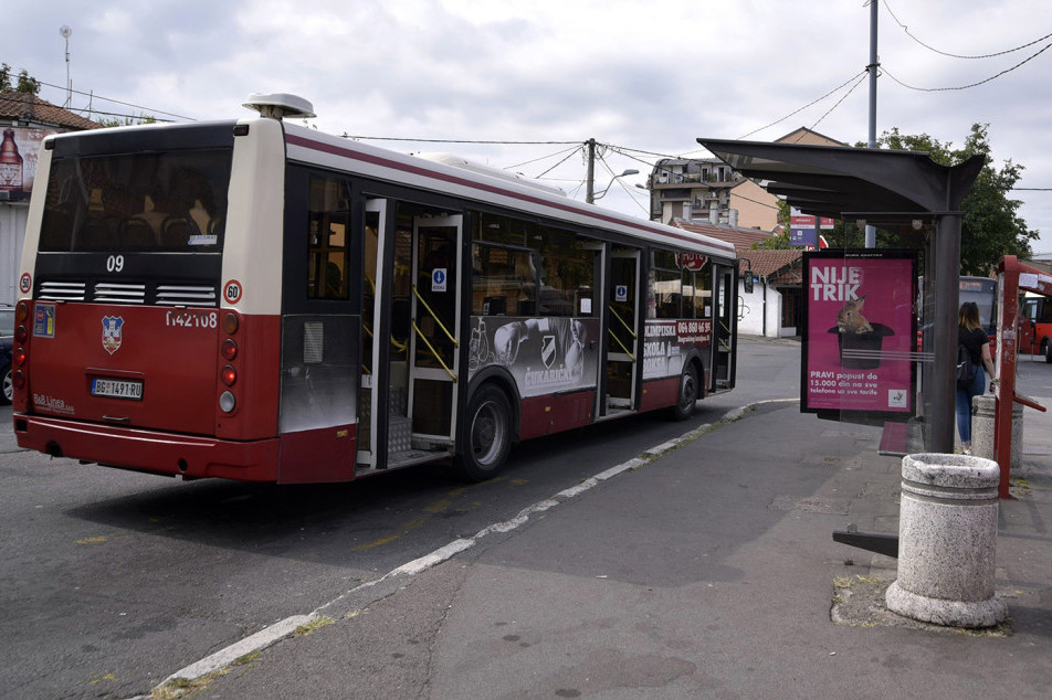 Izboden dok je čekao autobus: Krvavi sukob u Borči, policija traga za napadačem