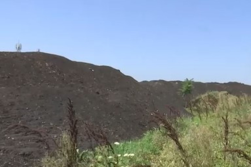 Brdo ugljene prašine niklo kod Smedereva: "Želimo da se to hitno izmesti van naseljenog mesta"