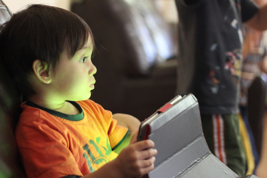 Ekrani su neprijatelji naše dece: Televizori, tableti i mobilni izazivaju im strašne smetnje u govoru