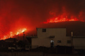 Ponovo besne požari u Grčkoj! Vatra bukti na ostrvu Andros koje je bilo u središtu "suve oluje", dve buktinje od udara groma
