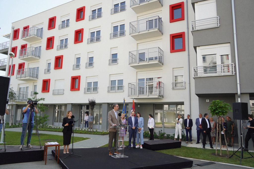 Vučić na ceremoniji uručenja ključeva stanova za izbegle iz BiH i Hrvatske: Ovo je pokazatelj koliko vas Srbija voli i misli na vas!