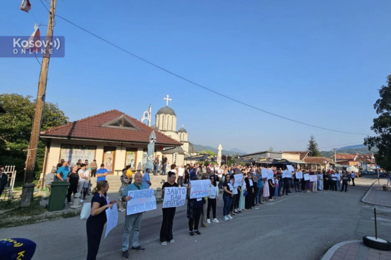 "Zajedno protiv terora", "Sloboda za Nebojšu": Građani se okupili u Leposaviću u znak podrške uhapšenom Virijeviću (VIDEO)
