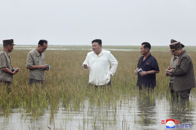 Kim Džong Un kakvog niste videli do sada: Kipti od besa zbog poplava, prozvao saradnike! (FOTO)