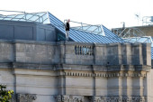 Muškarac se popeo na krov galerije u Londonu! Sve bilo zatvoreno, policija ga privela posle 24 sata