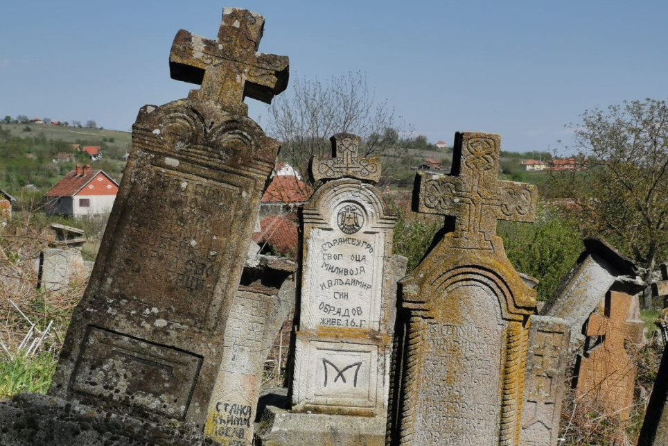 Evo kako izgleda groblje na kom su snimane jezive scene iz serije "Crna svadba" (FOTO)