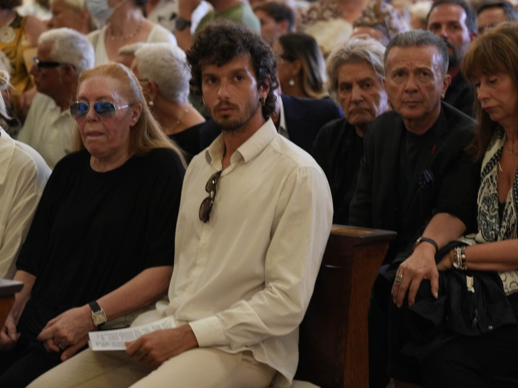 Stotine obožavalaca se dugim aplauzom oprostile od Tota Kutunja: Poslednje zbogom na sahrani uz čuvenu pesmu (FOTO)